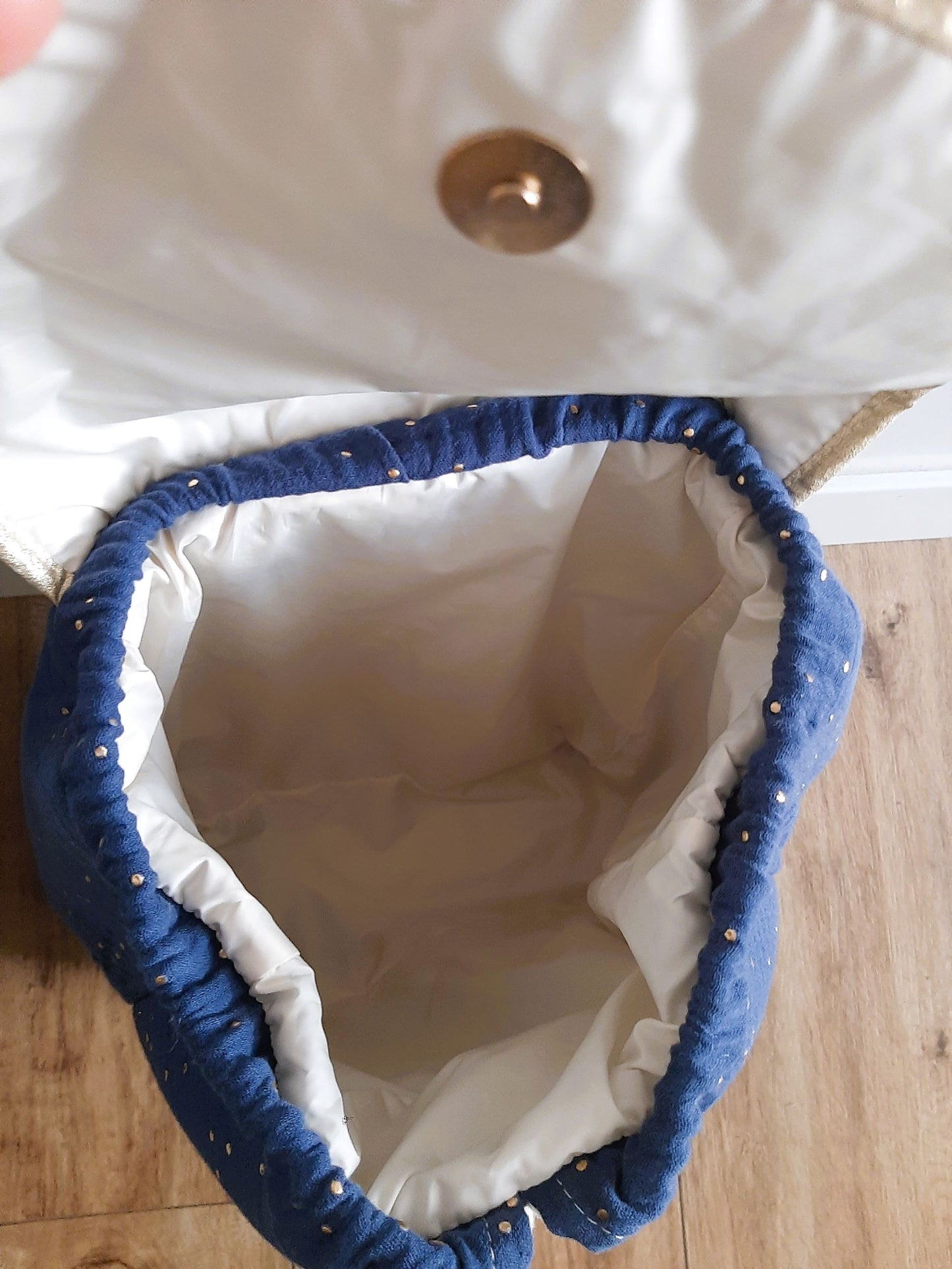 Interior impermeable de la mochila Azul Índigo con Topos Dorados