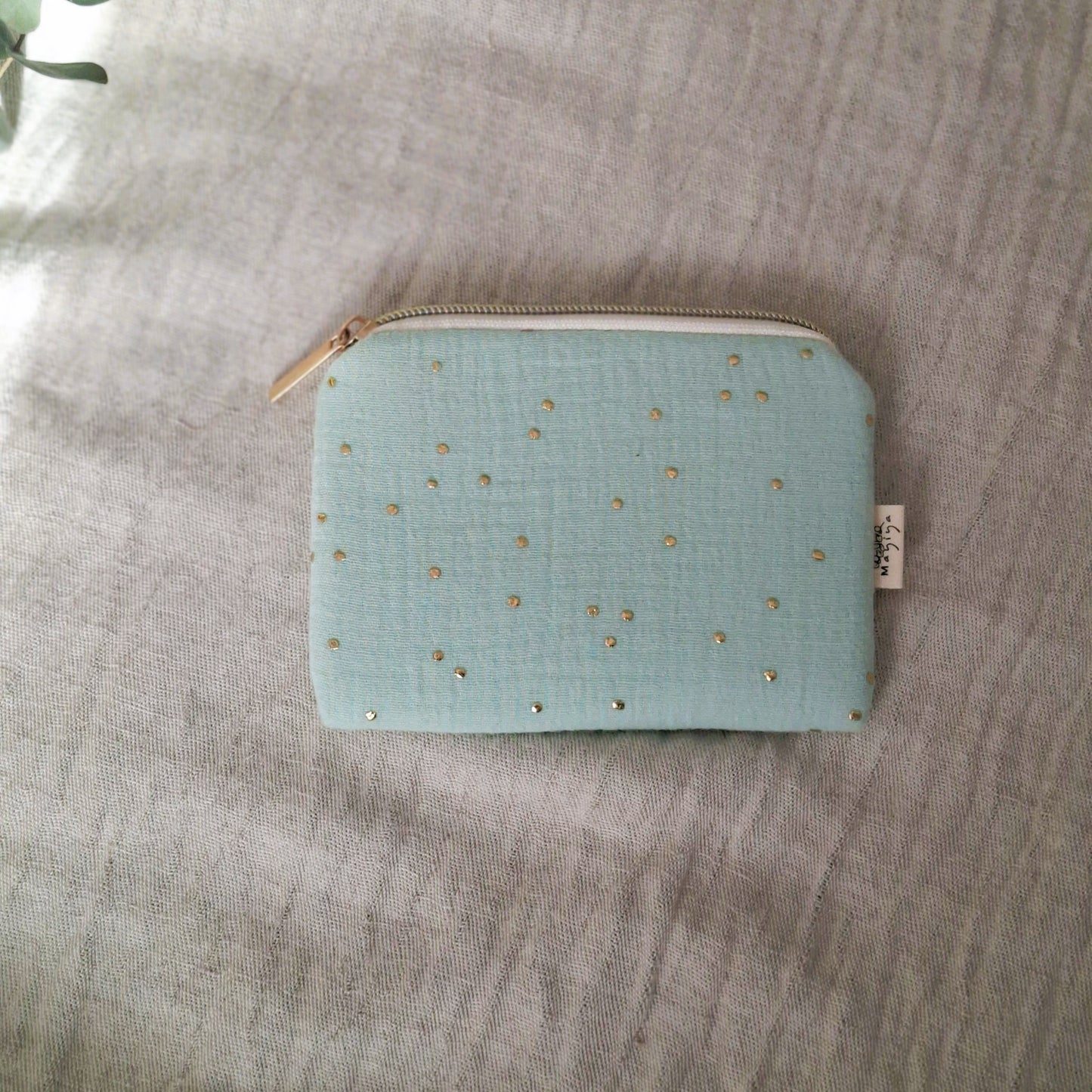 Monedero Verde Menta con Topos Dorados de algodón con cremallera y forro impermeable
