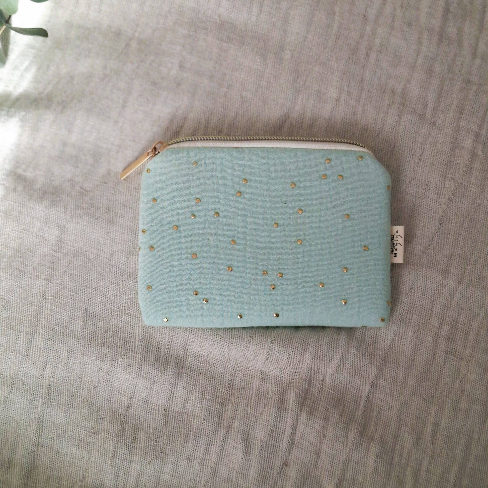 Monedero Verde Menta con Topos Dorados de algodón con cremallera y forro impermeable