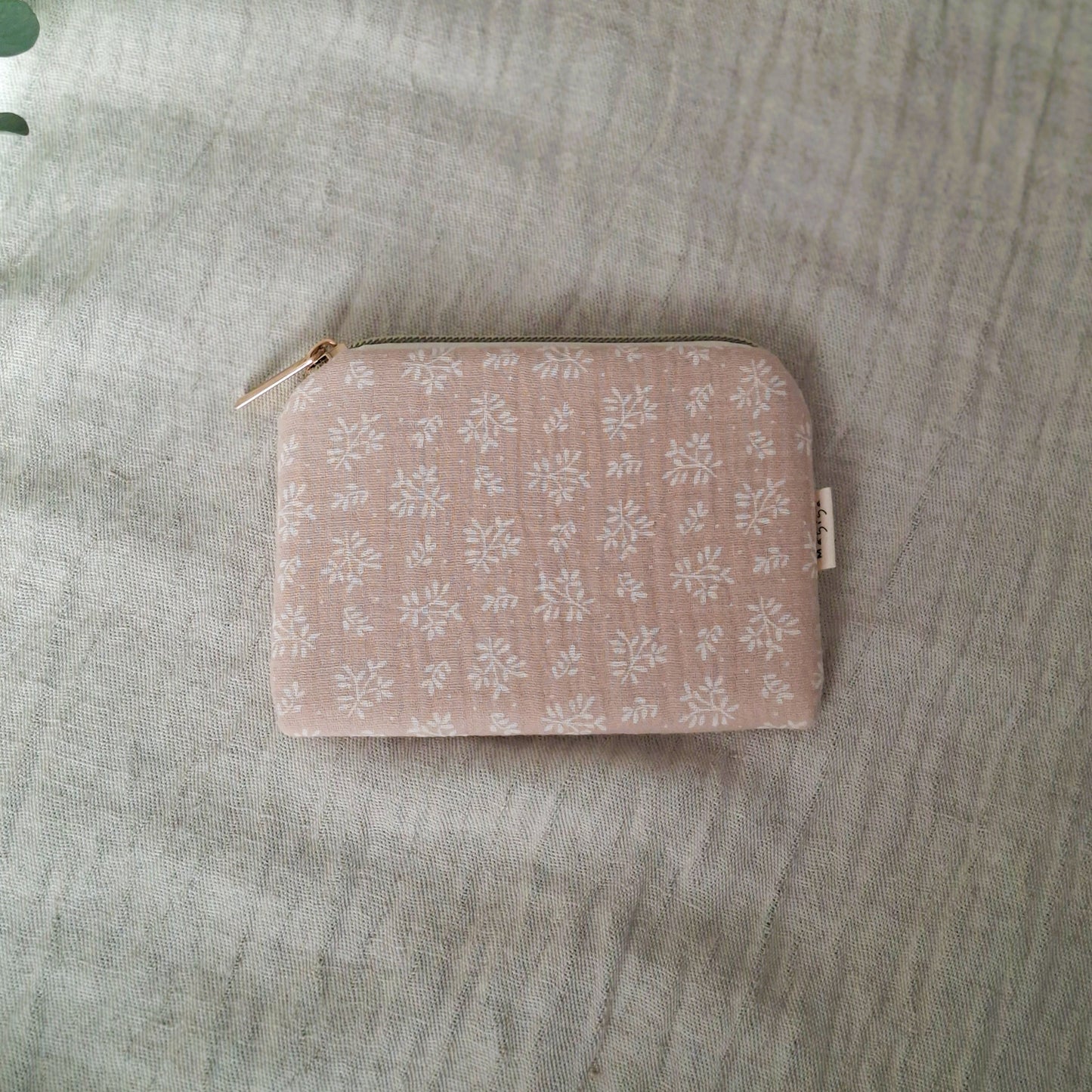 Monedero Beige Floral de algodón con cremallera y forro impermeable