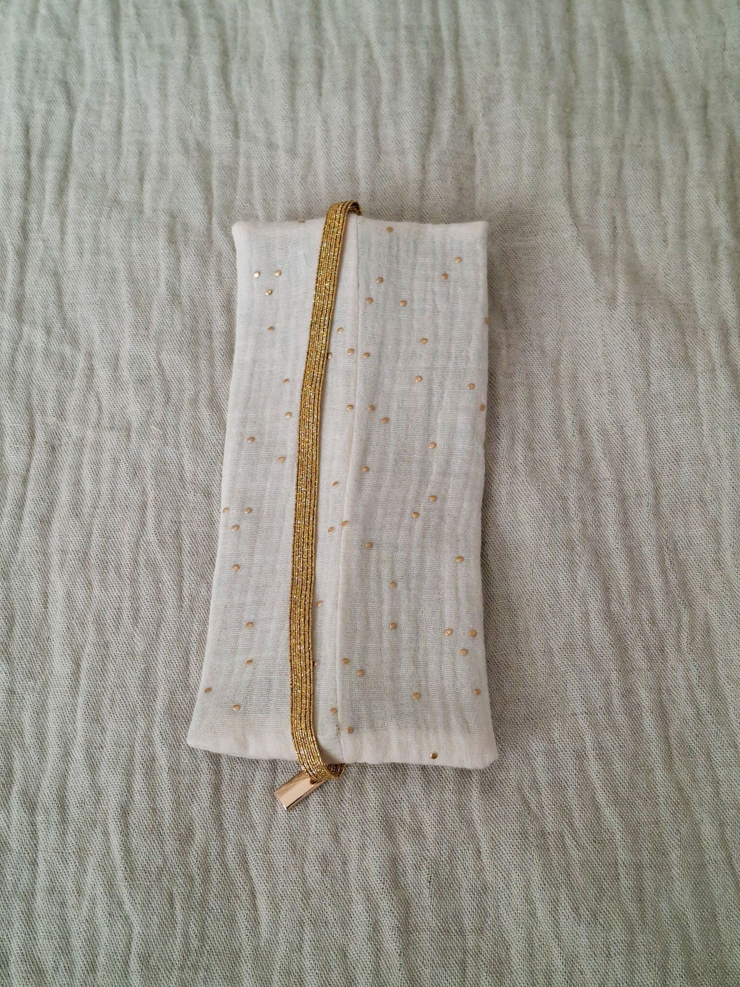 Estuche plano Crudo con Topos Dorados
