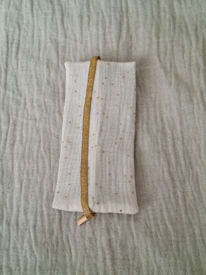 Estuche plano Crudo con Topos Dorados