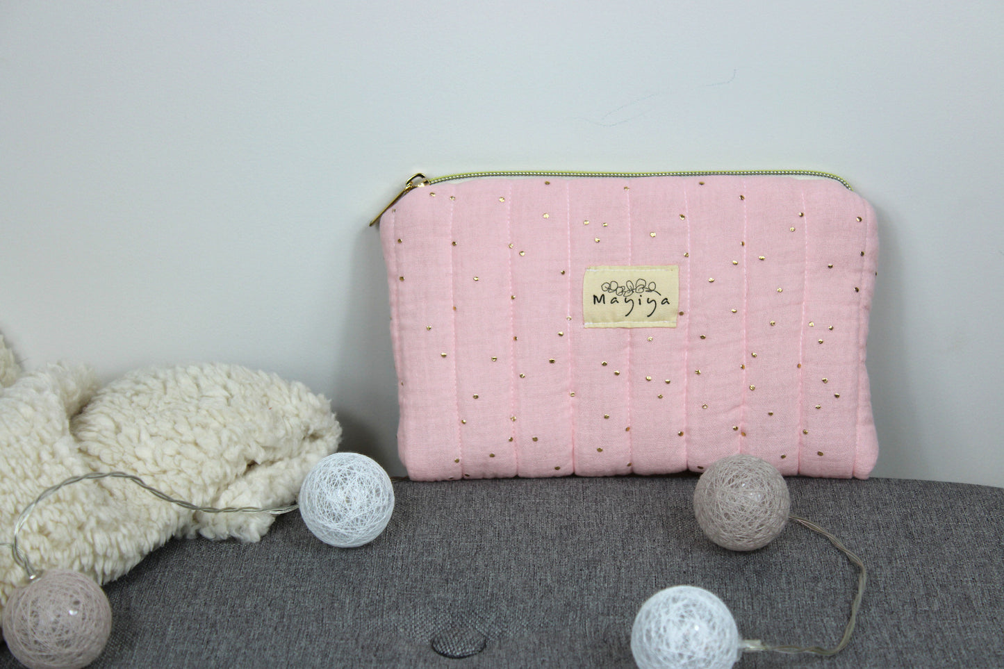 Bolsa de Aseo Rosa con Topos Dorados