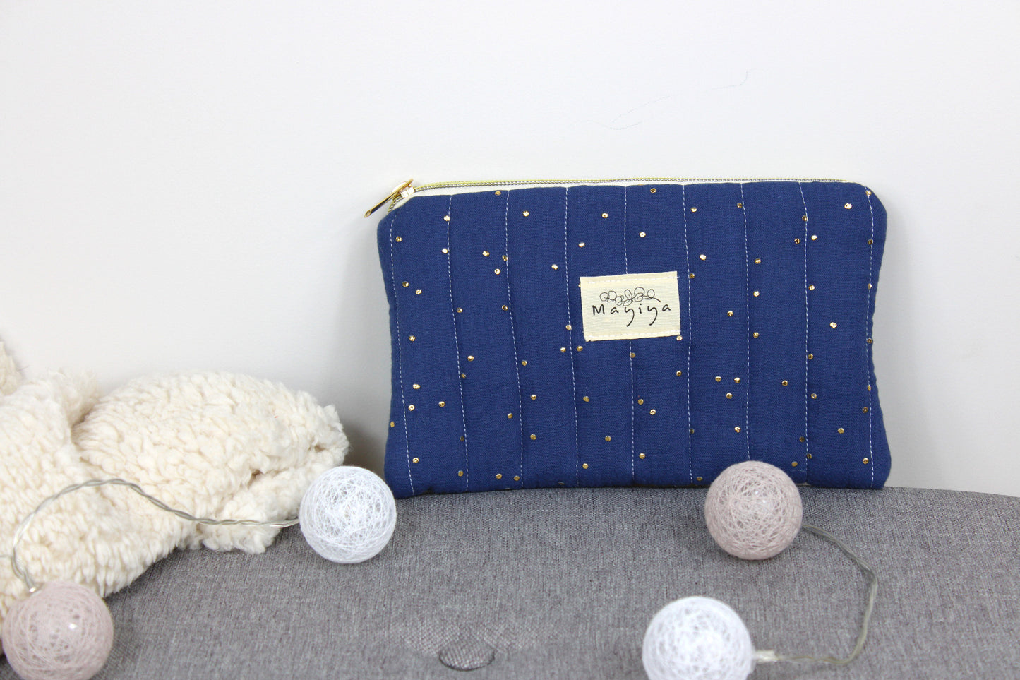 Bolsa de Aseo Azul Índigo con Topos Dorados