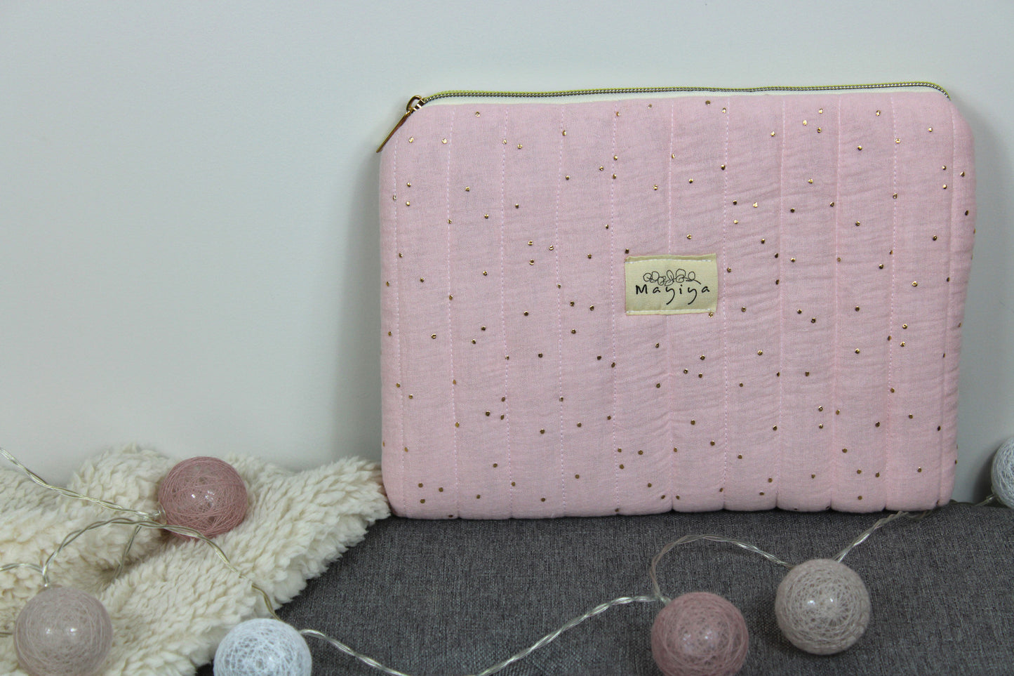 Bolsa de Aseo Rosa con Topos Dorados