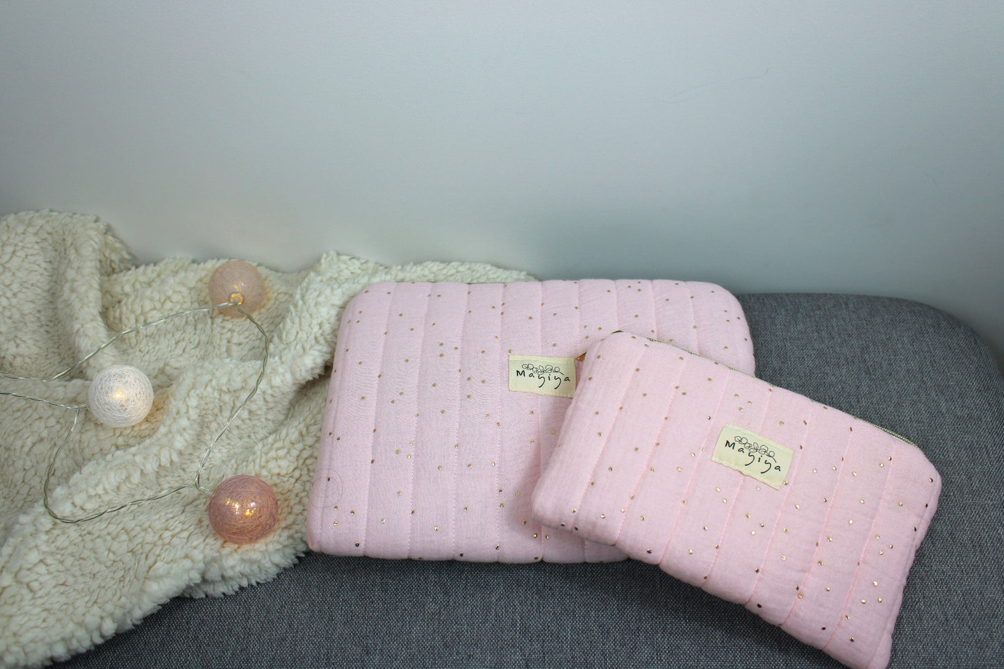 Bolsa de Aseo Rosa con Topos Dorados
