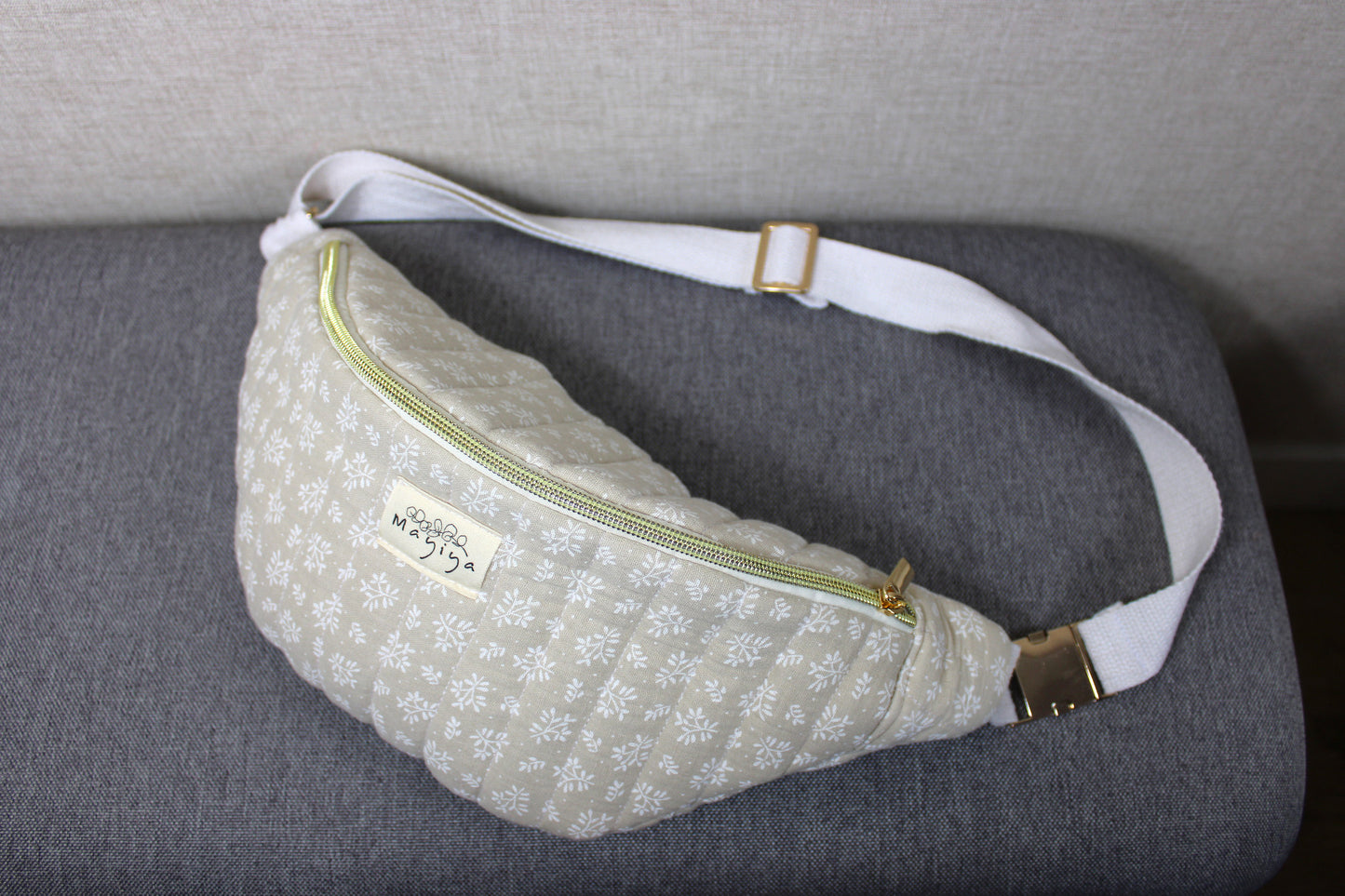 Riñonera de Tela Beige con Motivos Florales