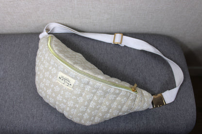 Riñonera de Tela Beige con Motivos Florales