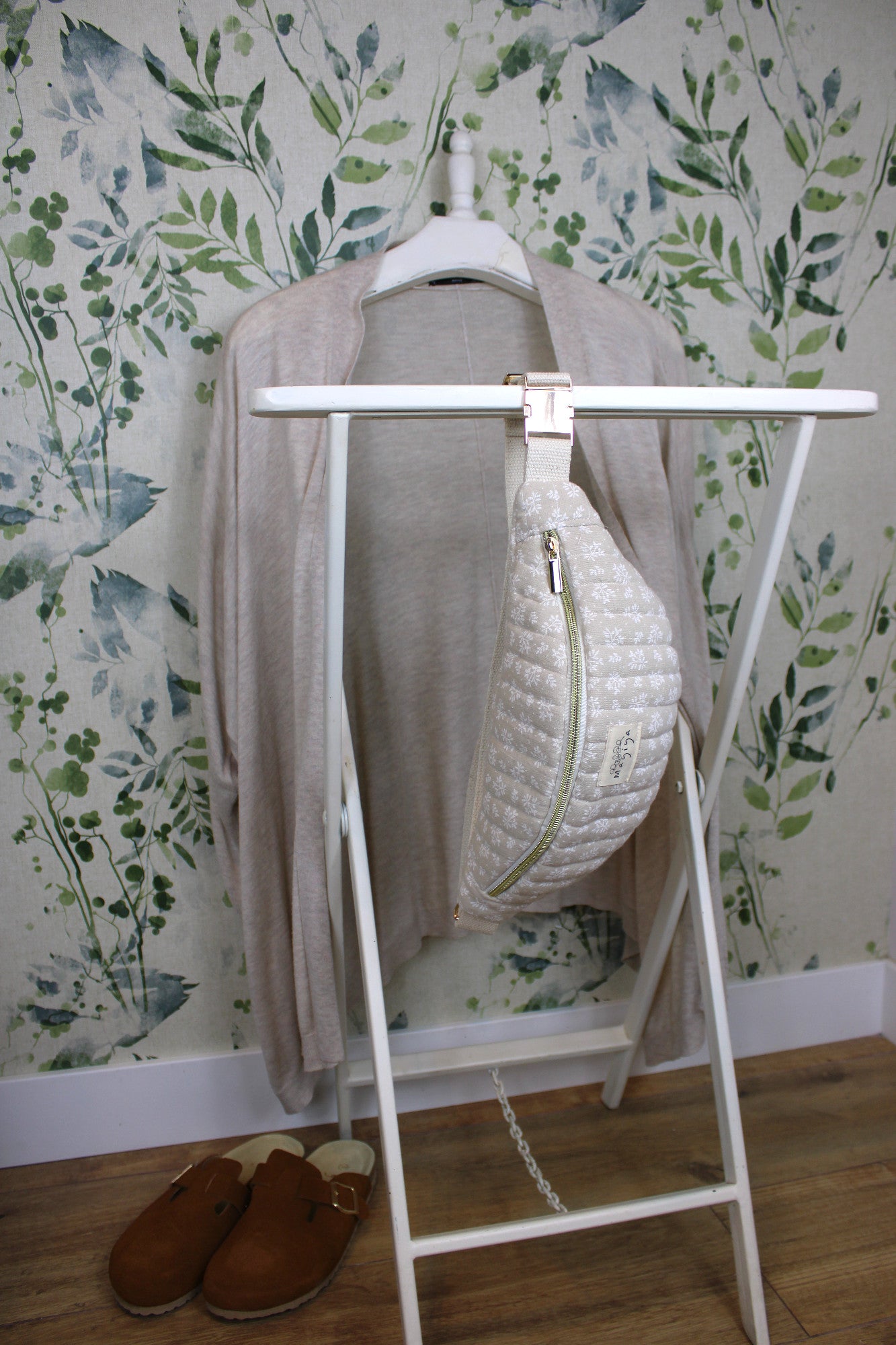Riñonera de Tela Beige con Motivos Florales