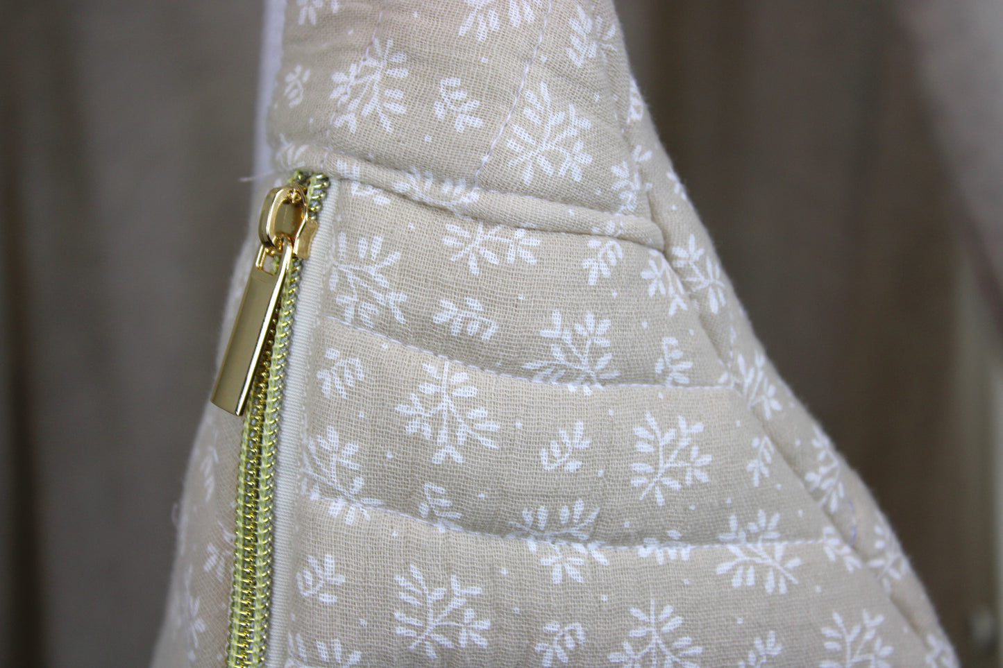 Riñonera de Tela Beige con Motivos Florales