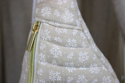 Riñonera de Tela Beige con Motivos Florales