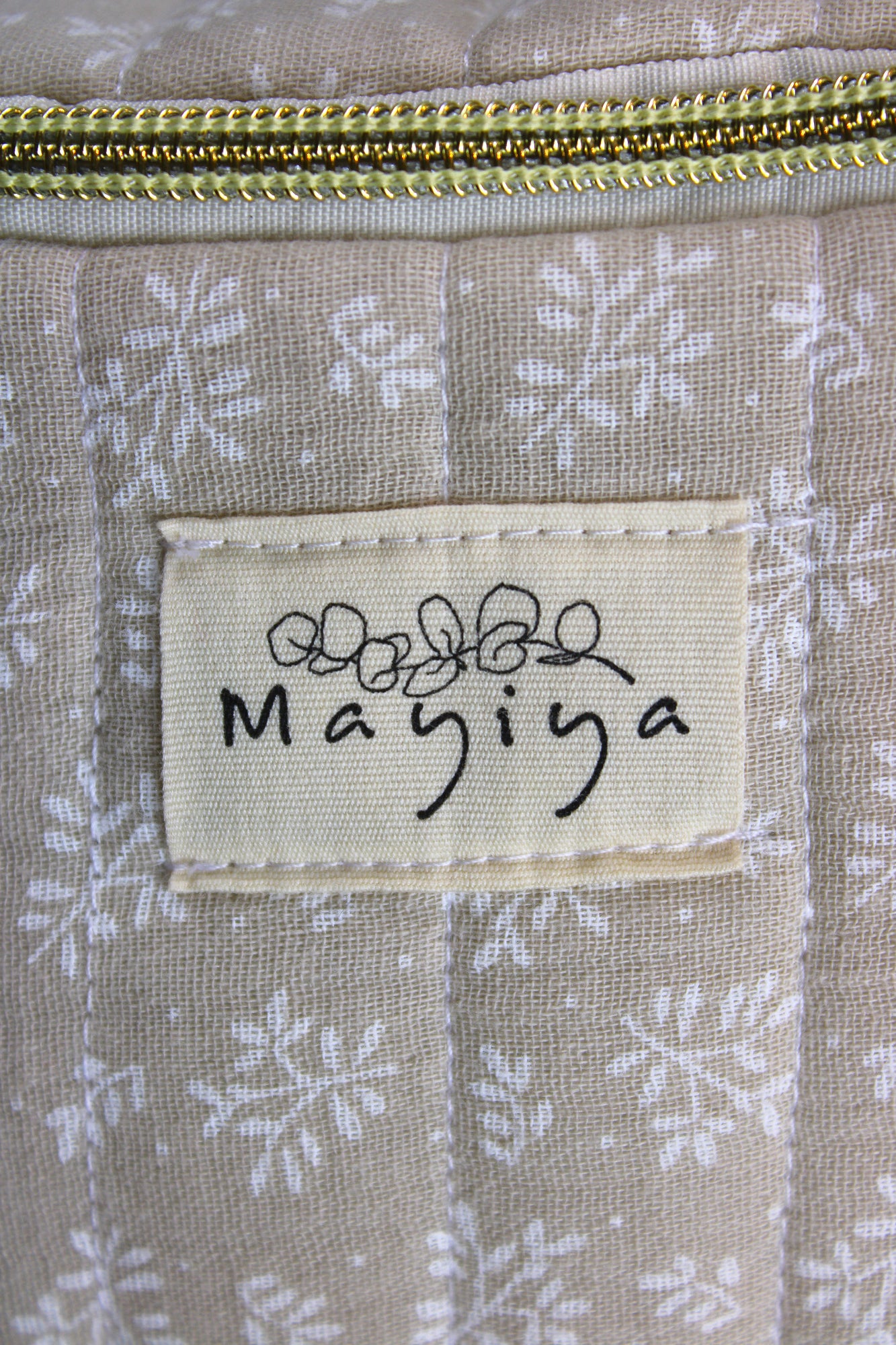 Riñonera de Tela Beige con Motivos Florales