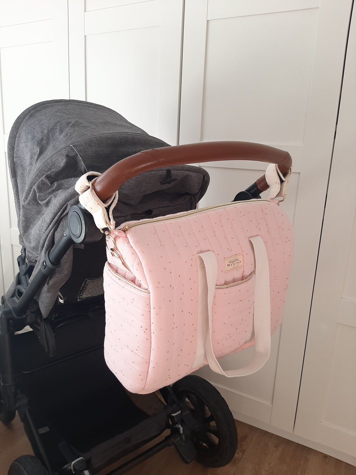 Bolsa de Maternidad Rosa con Topos Dorados