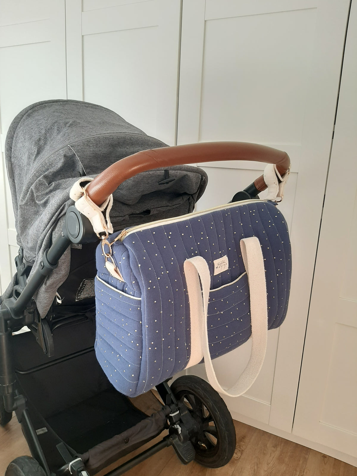 Bolsa de Maternidad Azul Índigo con Topos Dorados