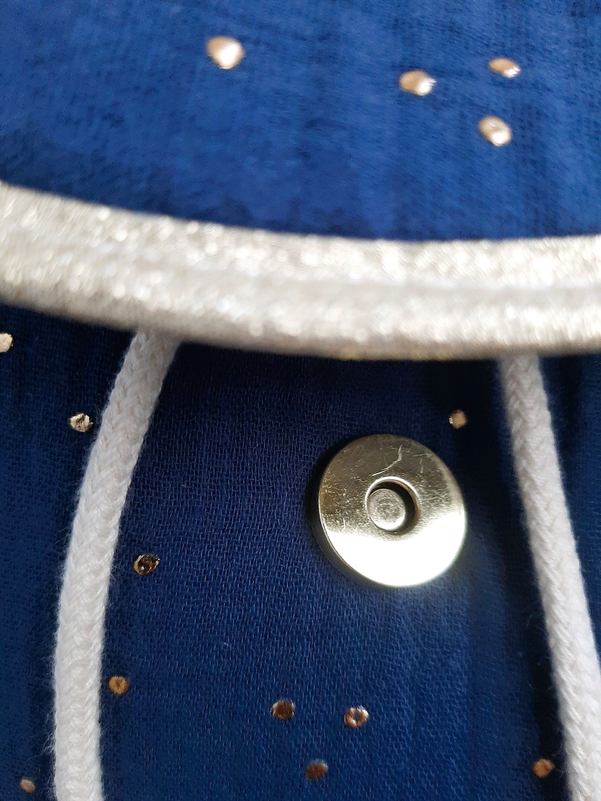 Cierre de cordón y solapa magnética de la mochila Azul Índigo con Topos Dorados