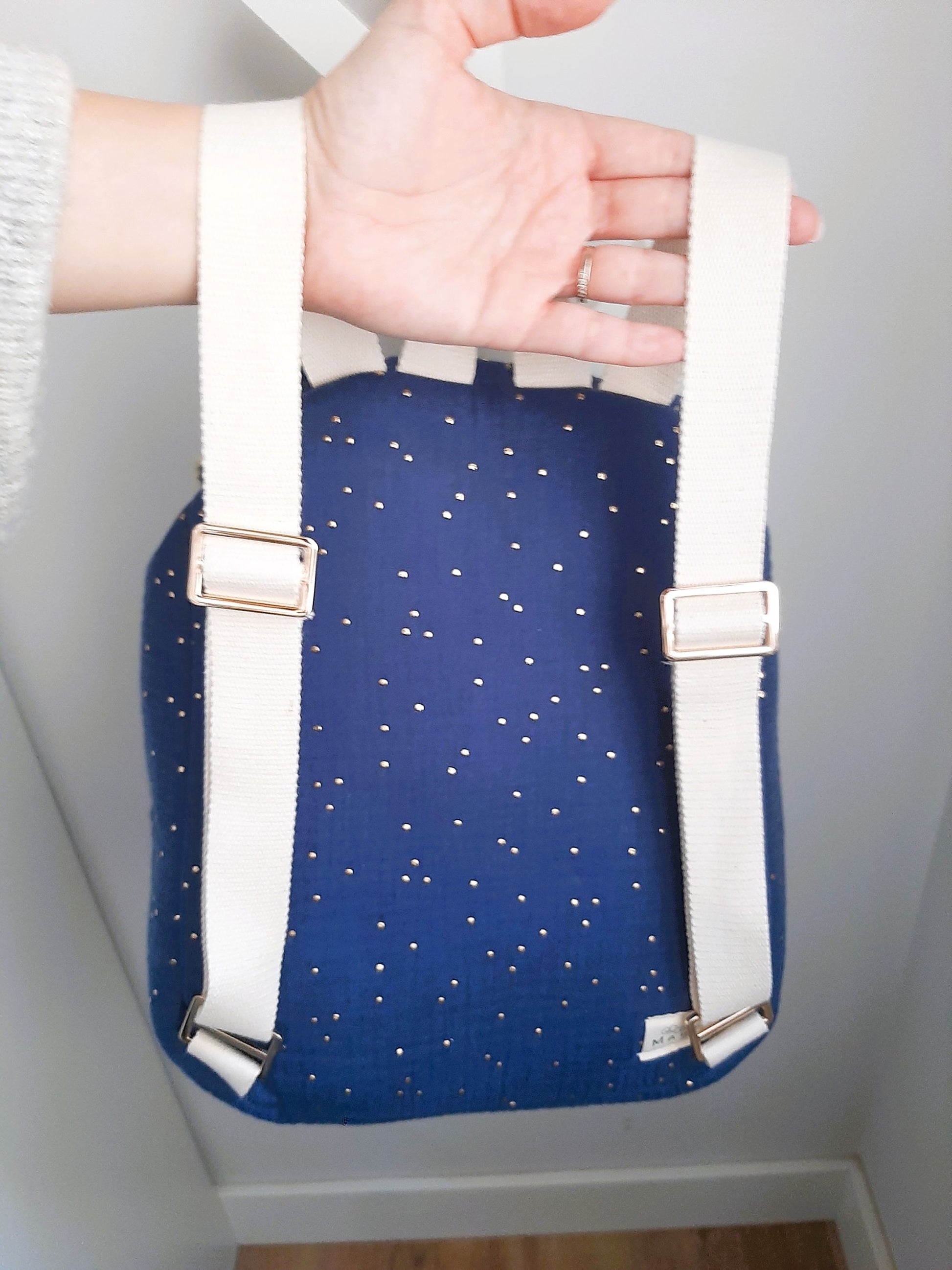 Cintas regulables de la mochila Azul Índigo con Topos Dorados