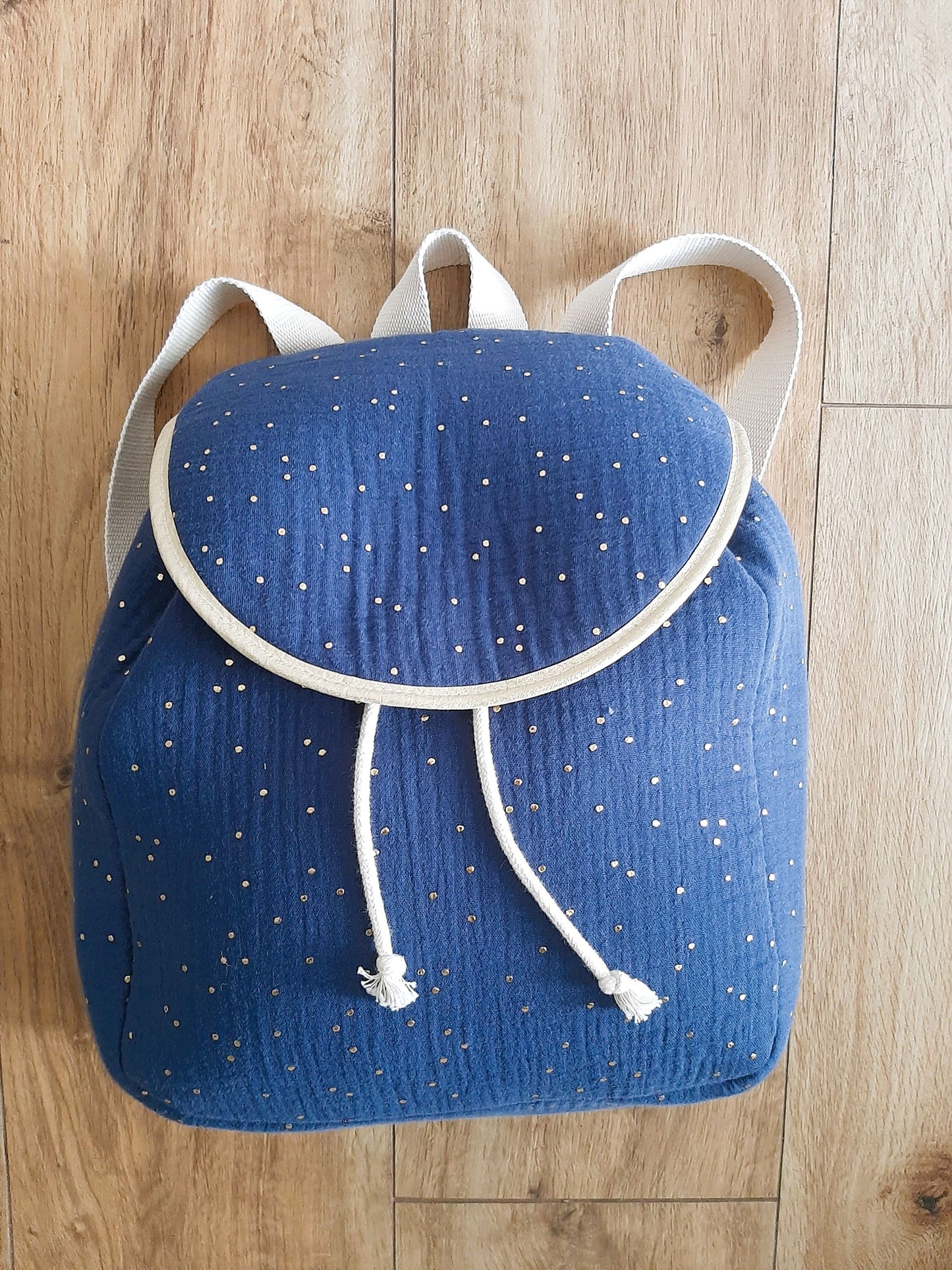 Mochila Azul Índigo con Topos Dorados de algodón con solapa y asas regulables